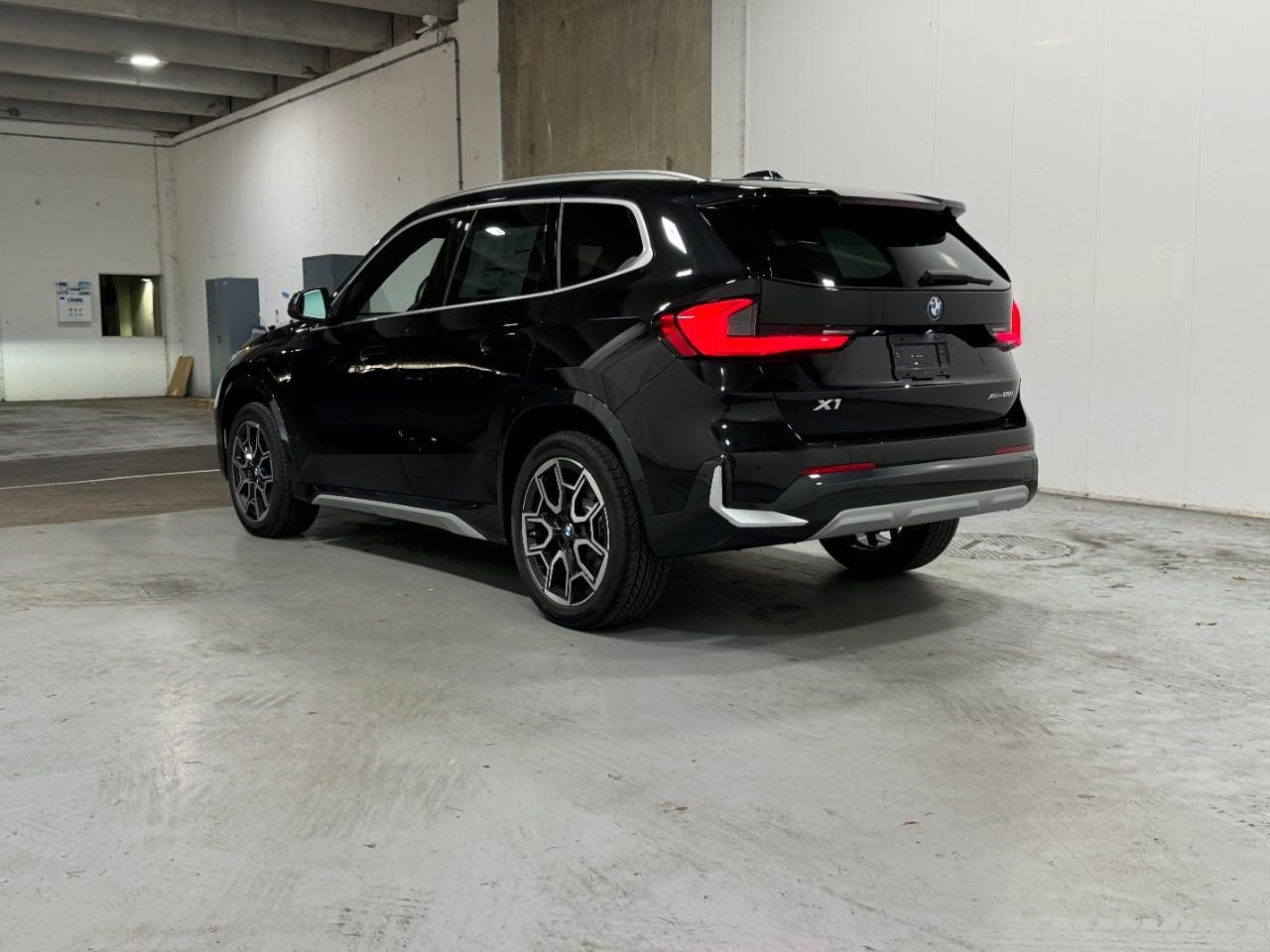 BMW X1 Vehicle Full-screen Gallery Image 3
