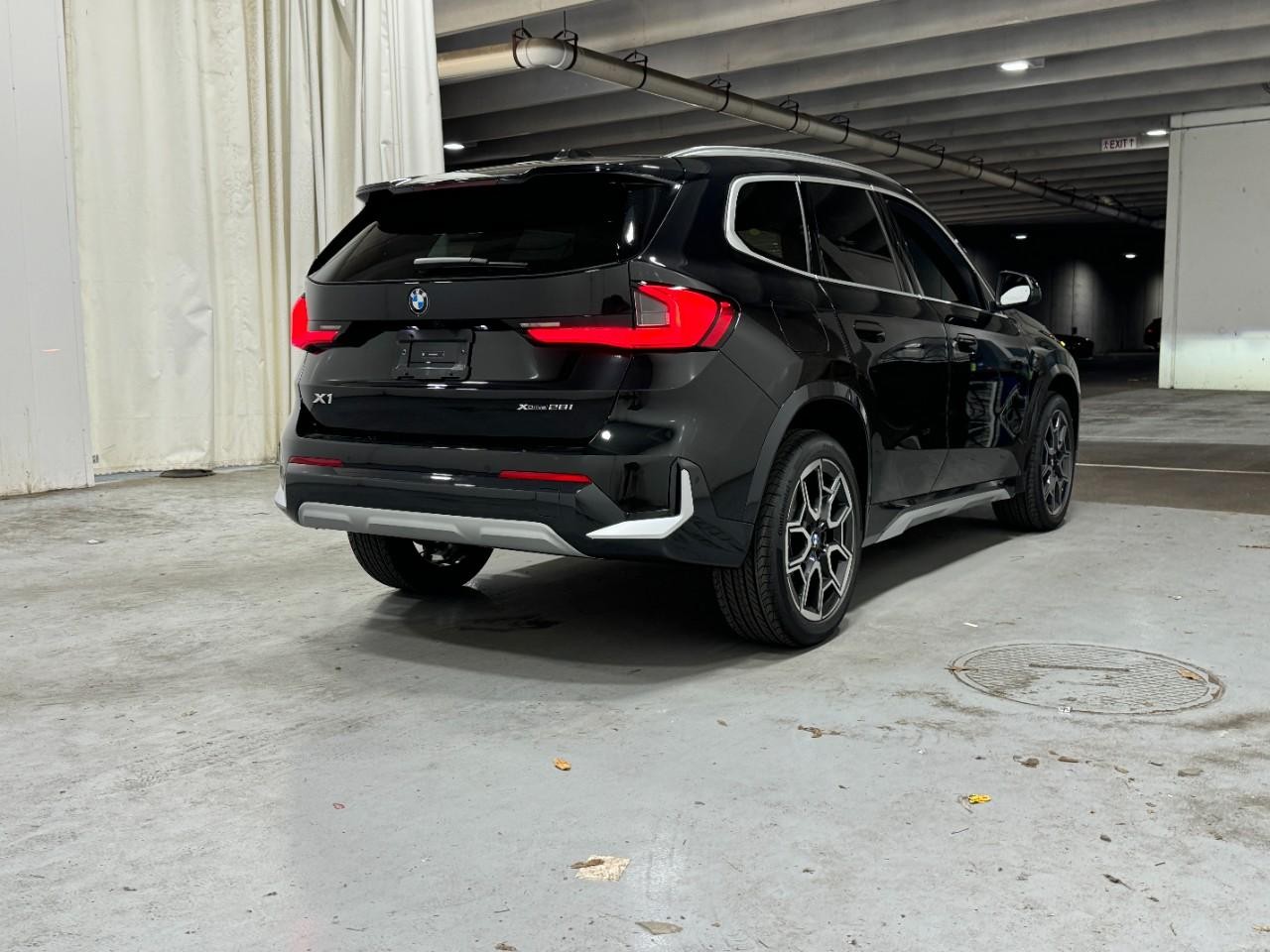 BMW X1 Vehicle Full-screen Gallery Image 4