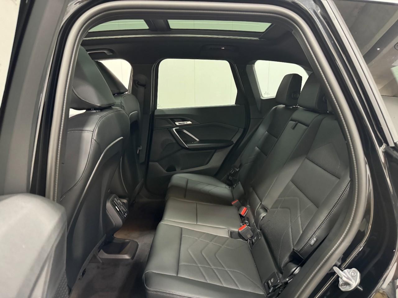 BMW X1 Vehicle Full-screen Gallery Image 8