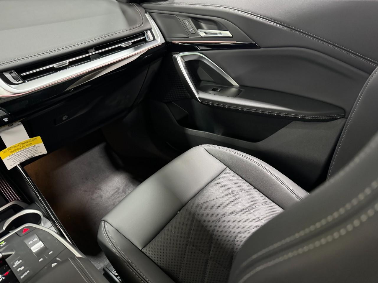 BMW X1 Vehicle Full-screen Gallery Image 17