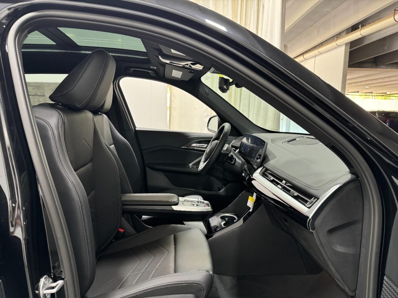 BMW X1 Vehicle Full-screen Gallery Image 18