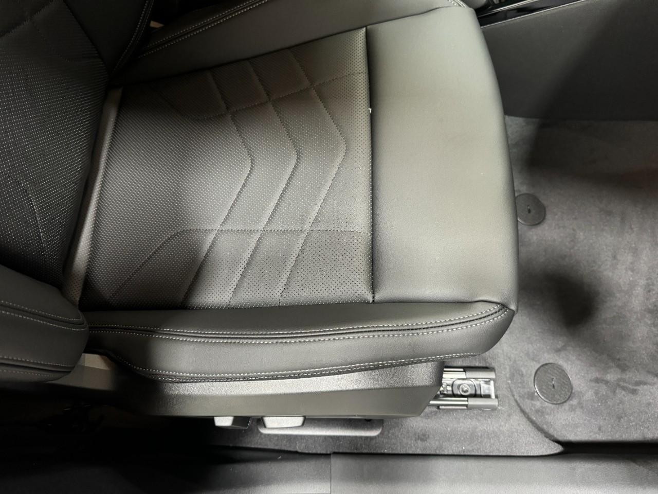 BMW X1 Vehicle Full-screen Gallery Image 19