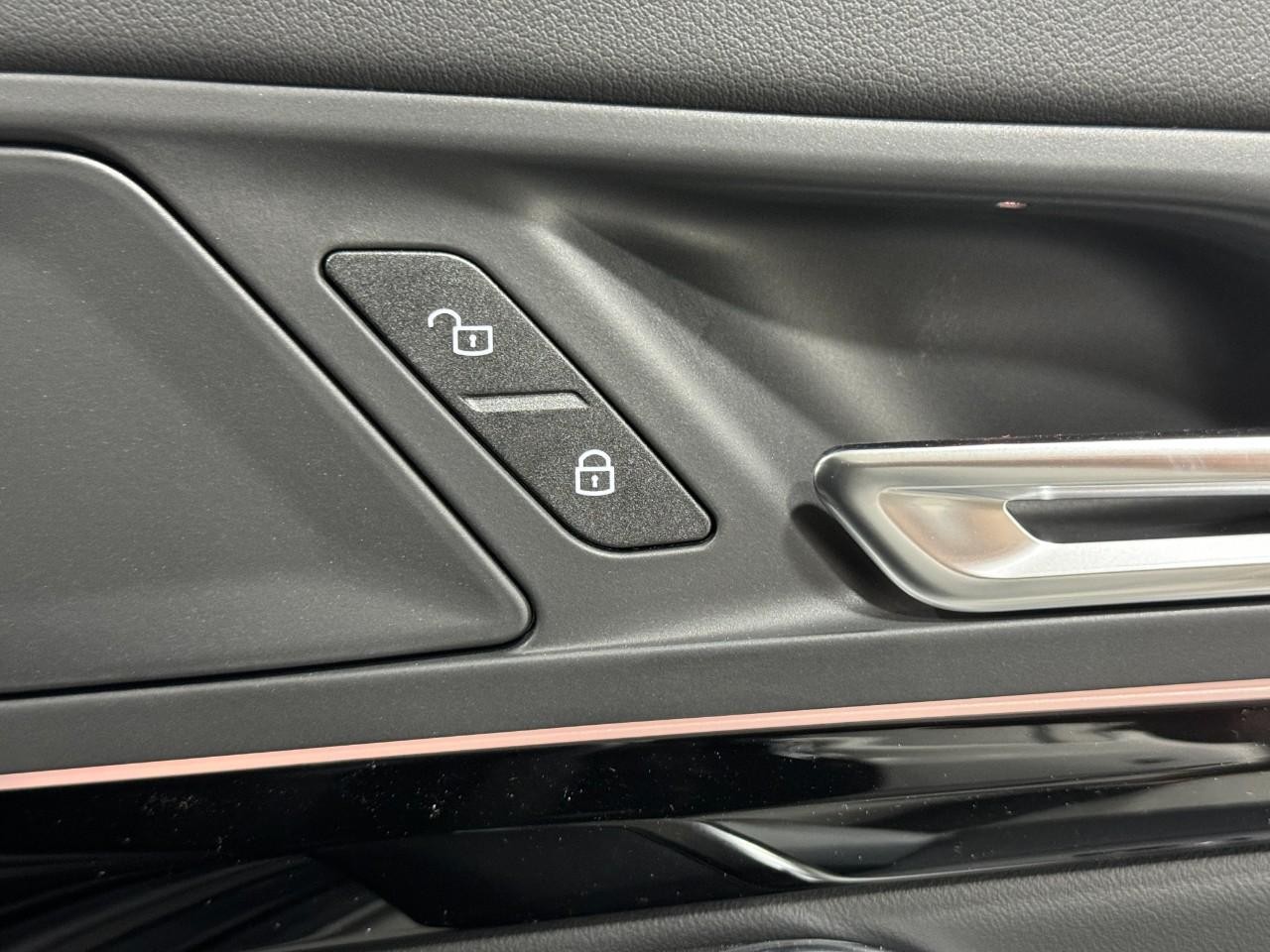 BMW X1 Vehicle Full-screen Gallery Image 21