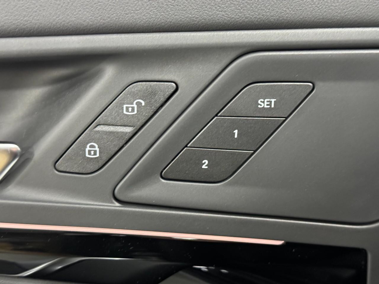 BMW X1 Vehicle Full-screen Gallery Image 23