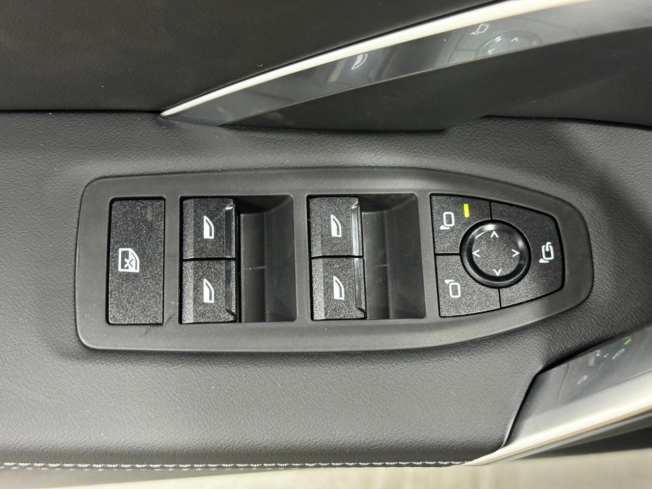 BMW X1 Vehicle Full-screen Gallery Image 24