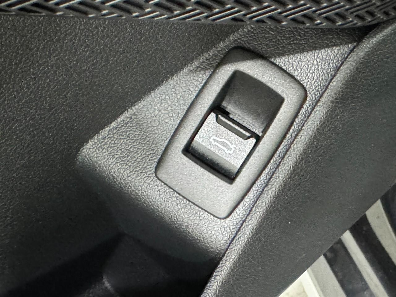 BMW X1 Vehicle Full-screen Gallery Image 25