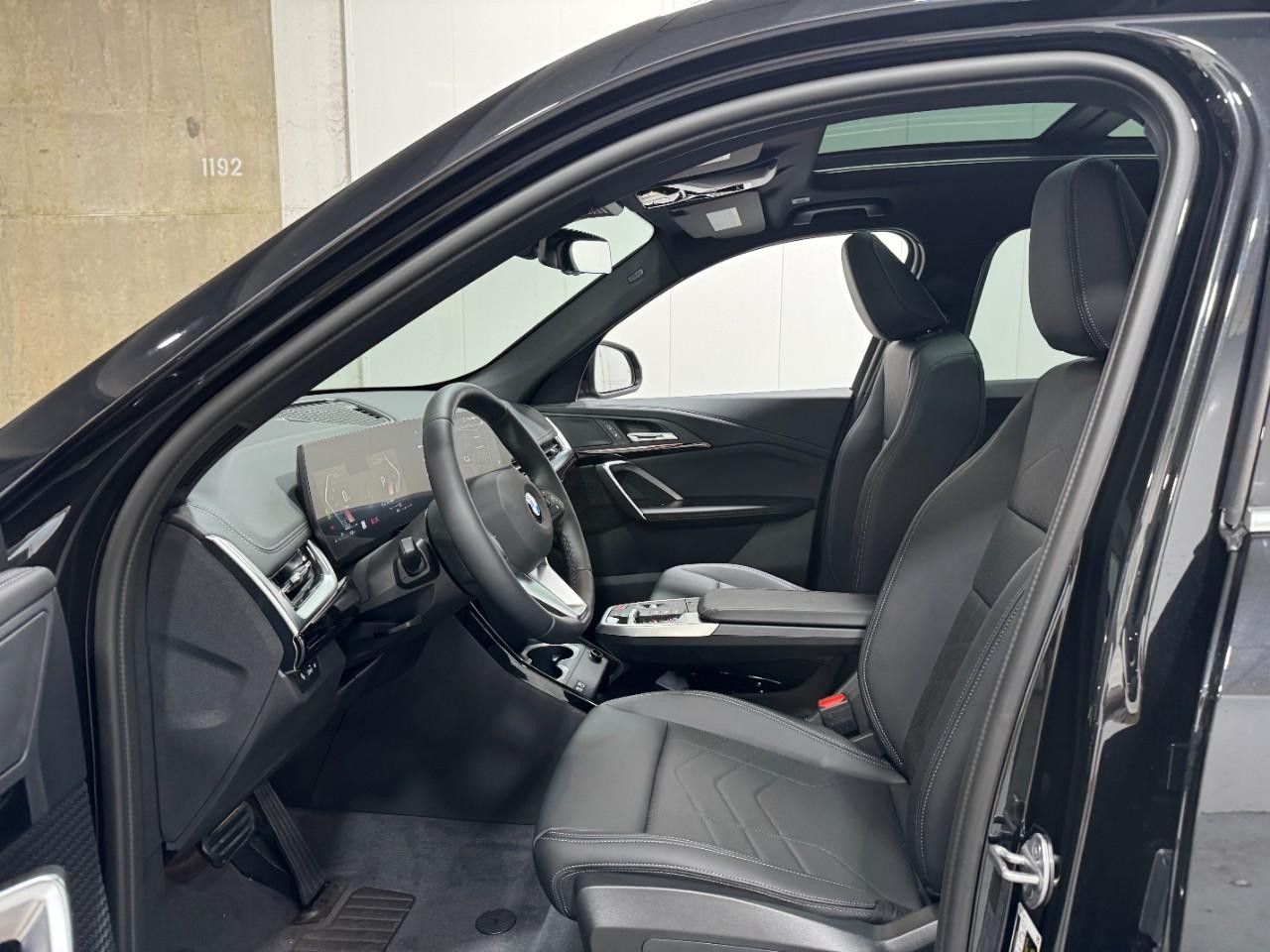 BMW X1 Vehicle Full-screen Gallery Image 26