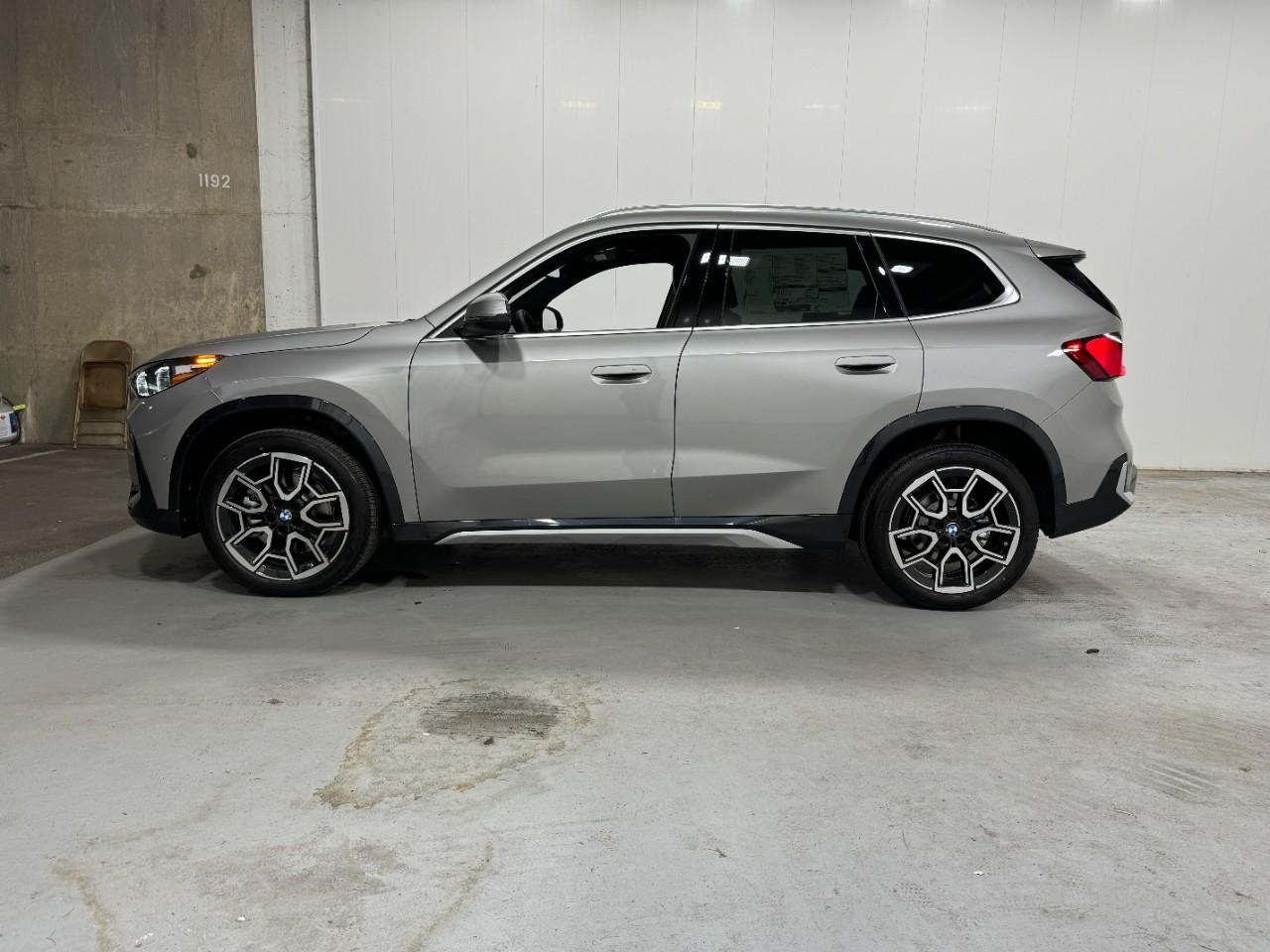 BMW X1 Vehicle Full-screen Gallery Image 2