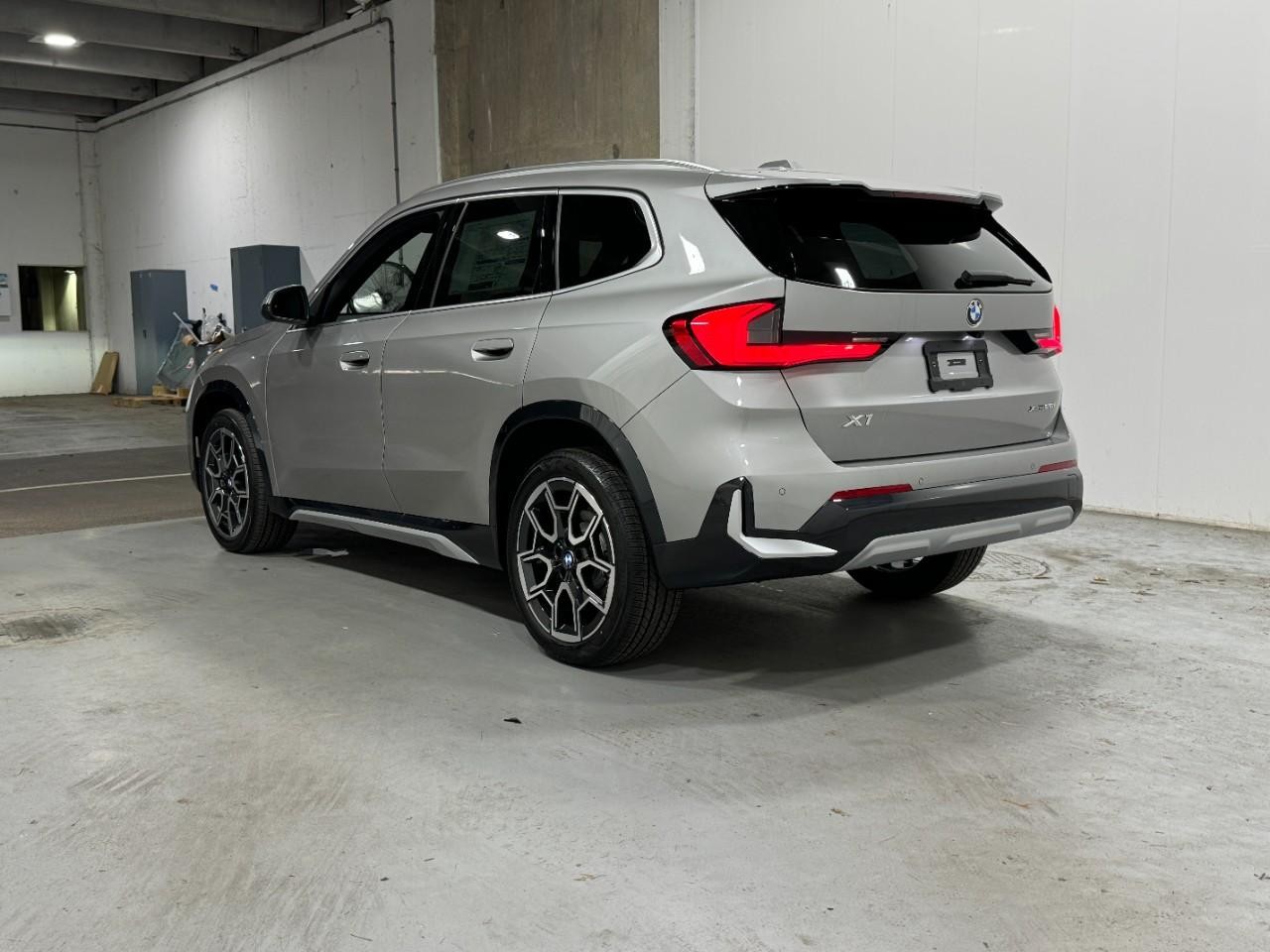 BMW X1 Vehicle Full-screen Gallery Image 3