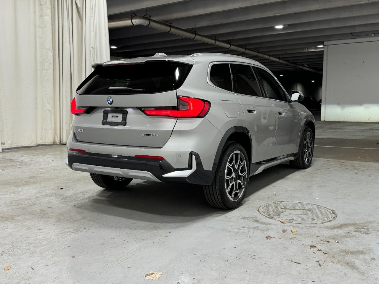 BMW X1 Vehicle Full-screen Gallery Image 4