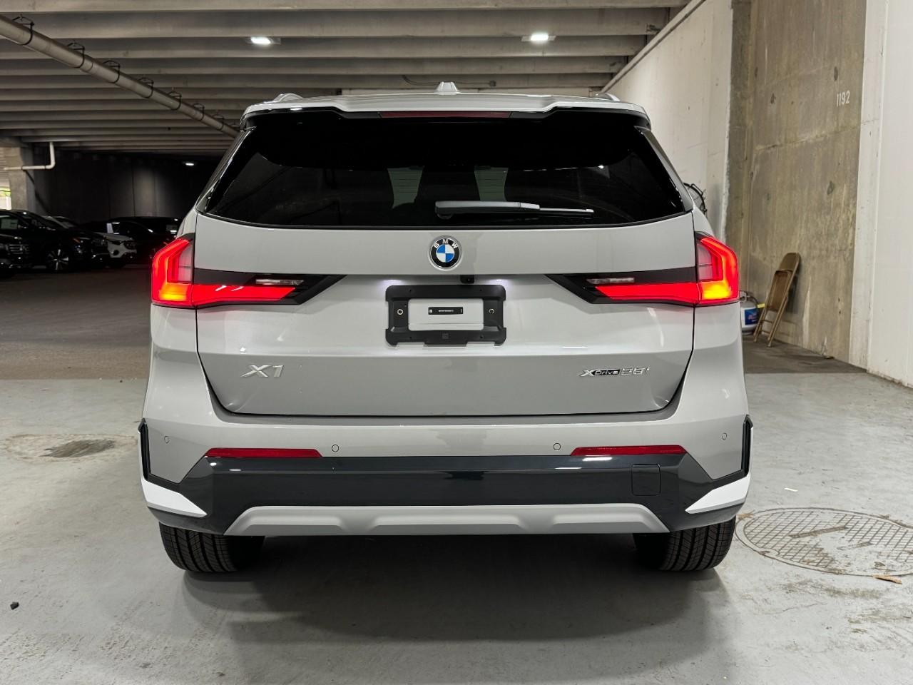 BMW X1 Vehicle Full-screen Gallery Image 9