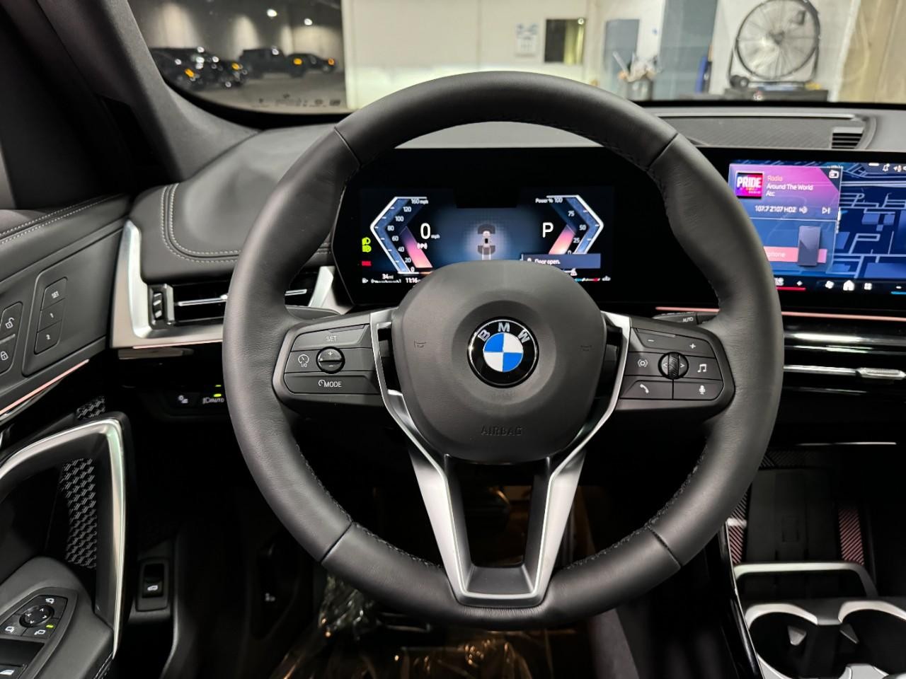 BMW X1 Vehicle Full-screen Gallery Image 13