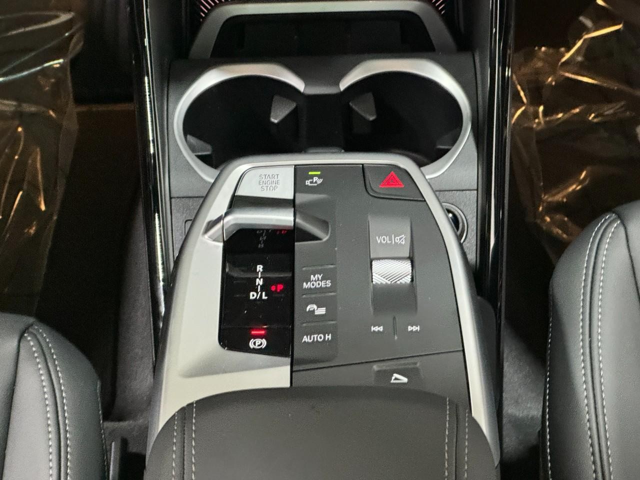 BMW X1 Vehicle Full-screen Gallery Image 15