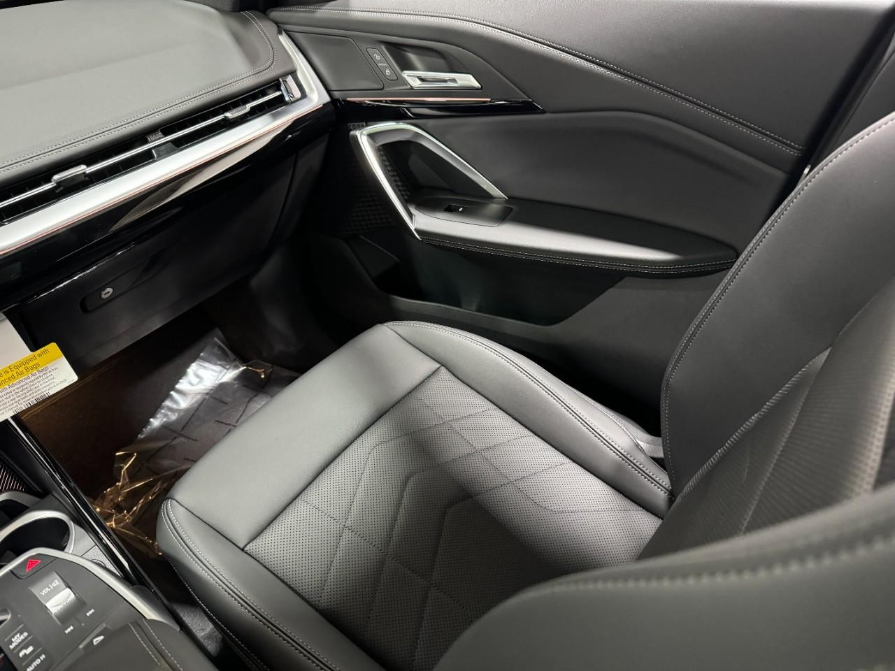 BMW X1 Vehicle Full-screen Gallery Image 16