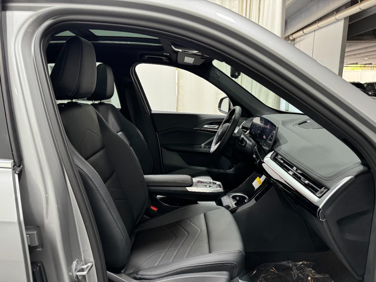 BMW X1 Vehicle Full-screen Gallery Image 17