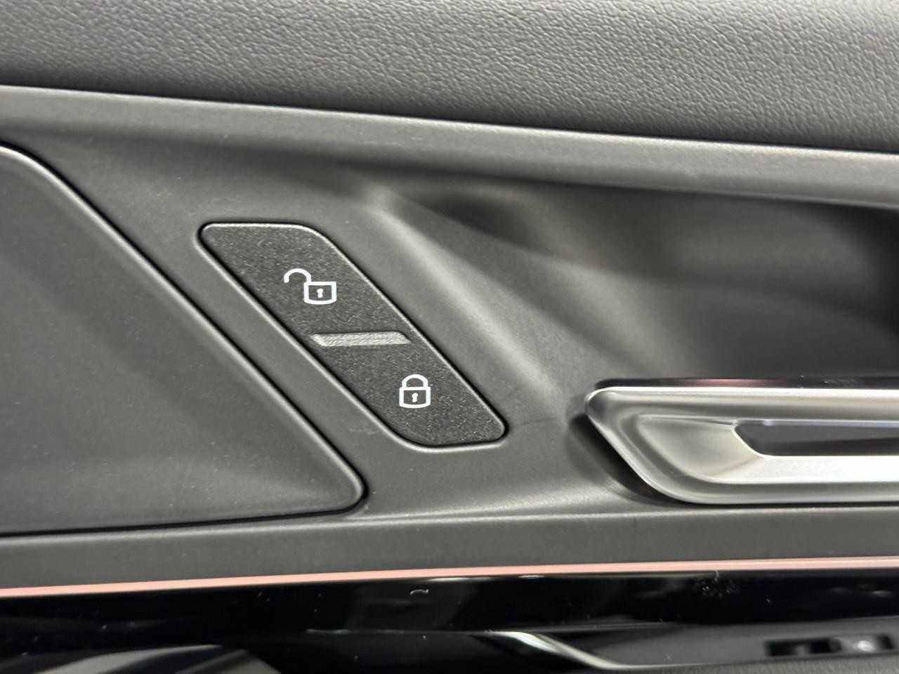 BMW X1 Vehicle Full-screen Gallery Image 20