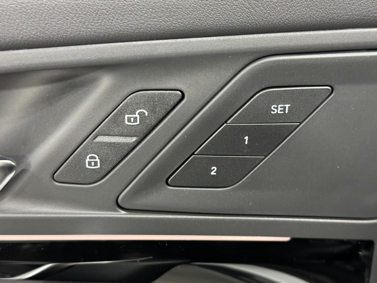 BMW X1 Vehicle Full-screen Gallery Image 22