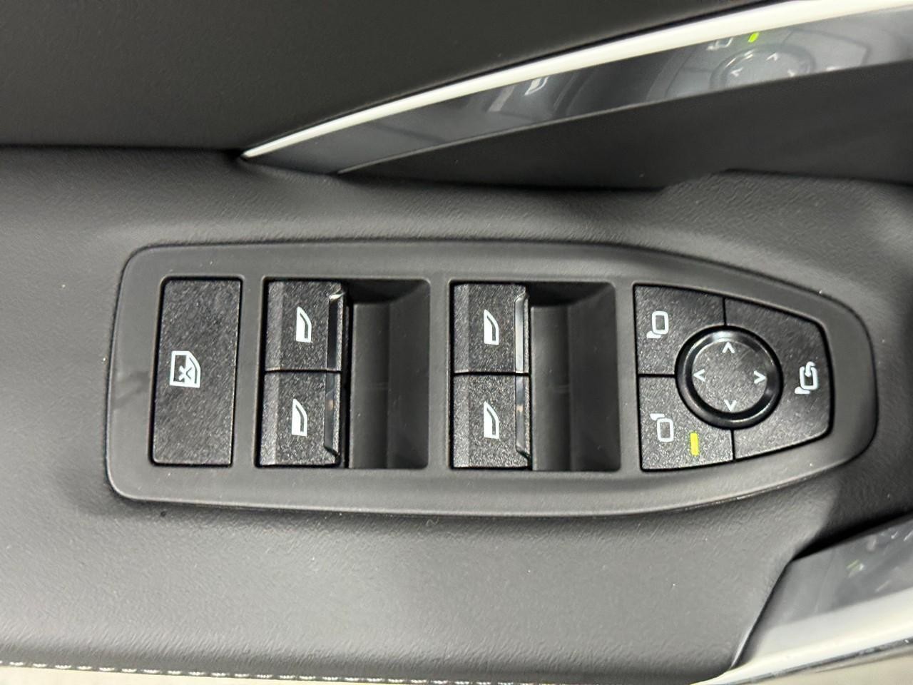 BMW X1 Vehicle Full-screen Gallery Image 23