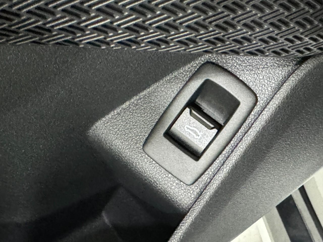 BMW X1 Vehicle Full-screen Gallery Image 24