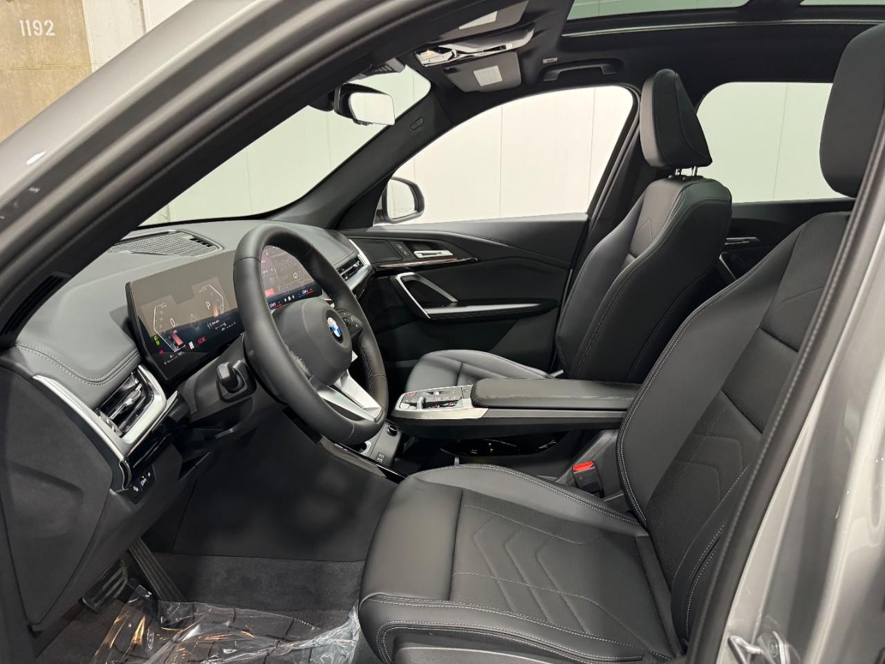 BMW X1 Vehicle Full-screen Gallery Image 25