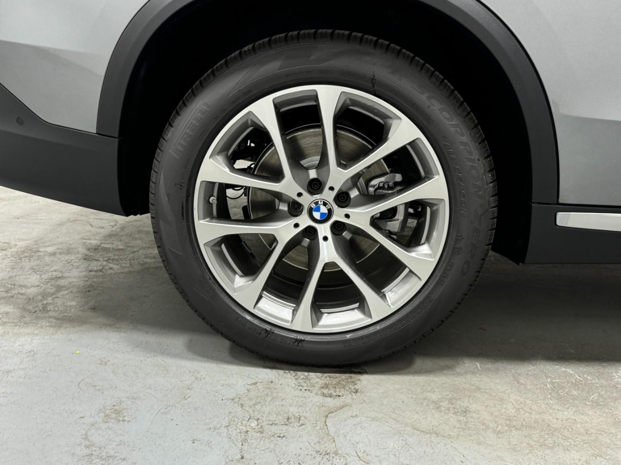 BMW X5 Vehicle Full-screen Gallery Image 5