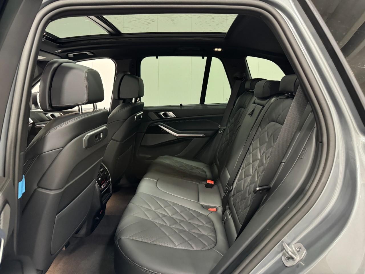 BMW X5 Vehicle Full-screen Gallery Image 8