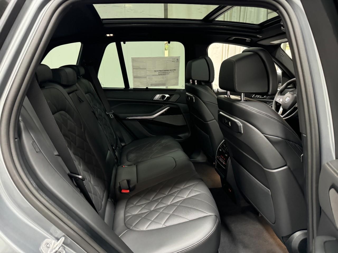 BMW X5 Vehicle Full-screen Gallery Image 10