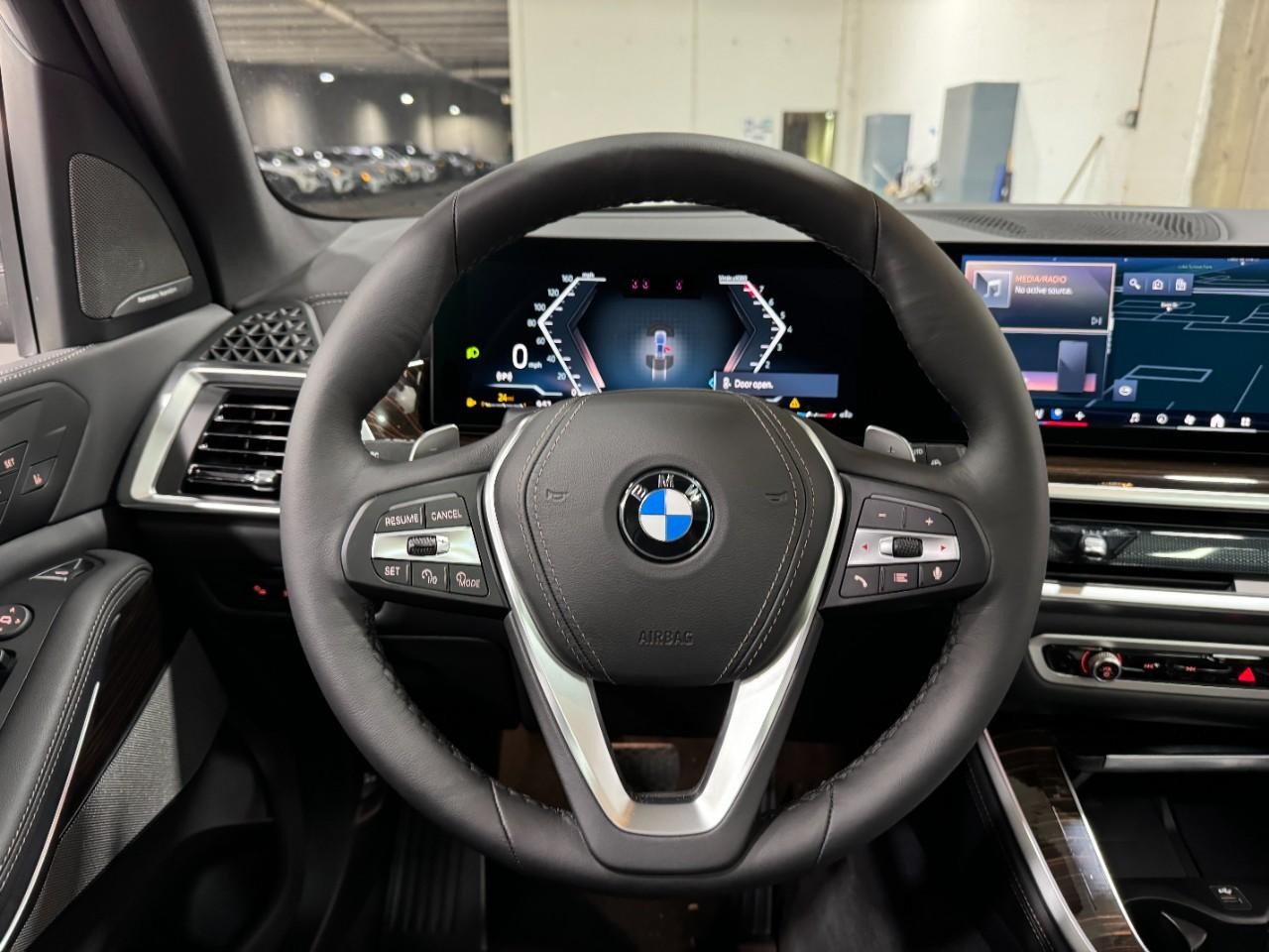 BMW X5 Vehicle Full-screen Gallery Image 14