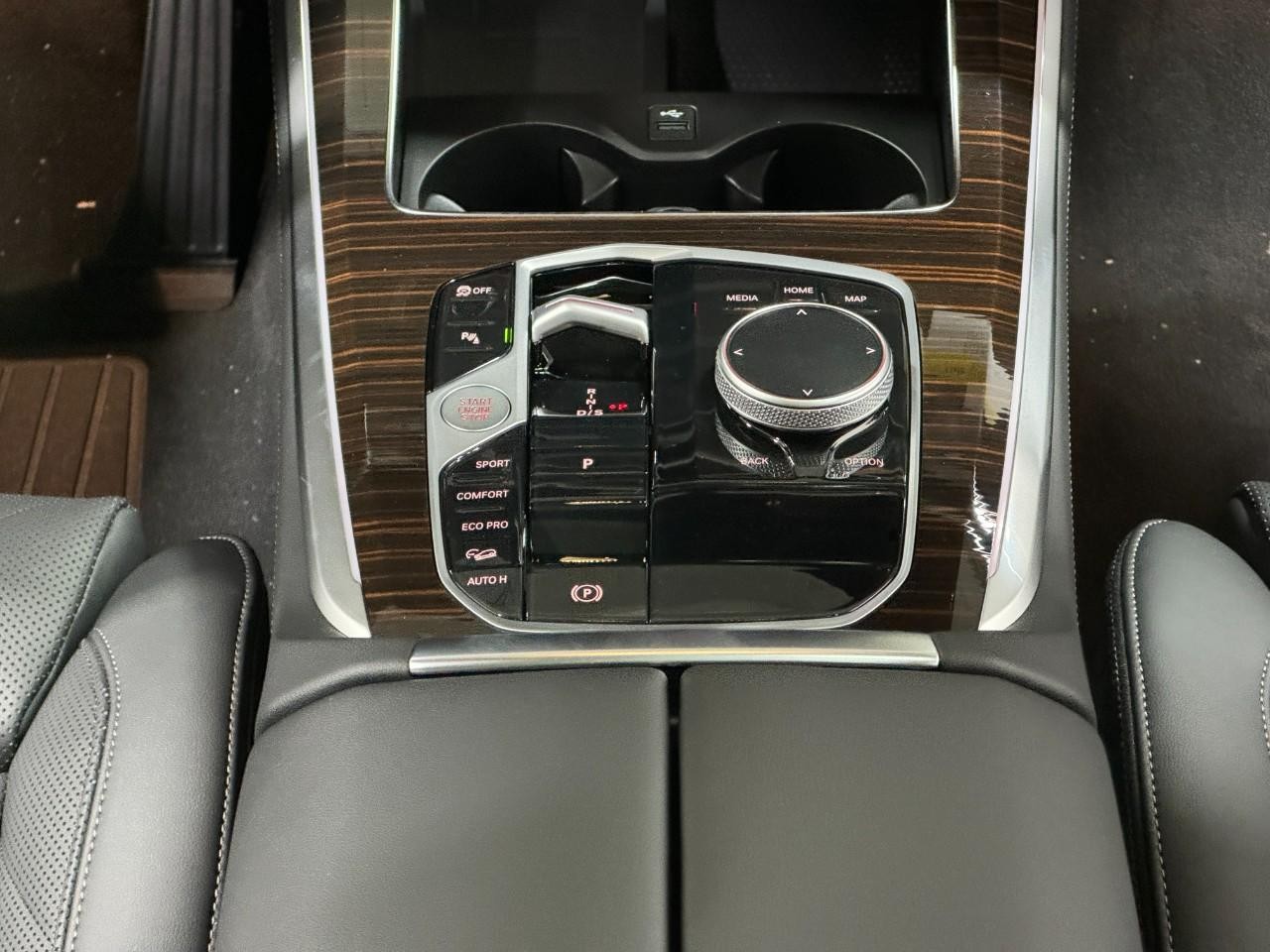 BMW X5 Vehicle Full-screen Gallery Image 16