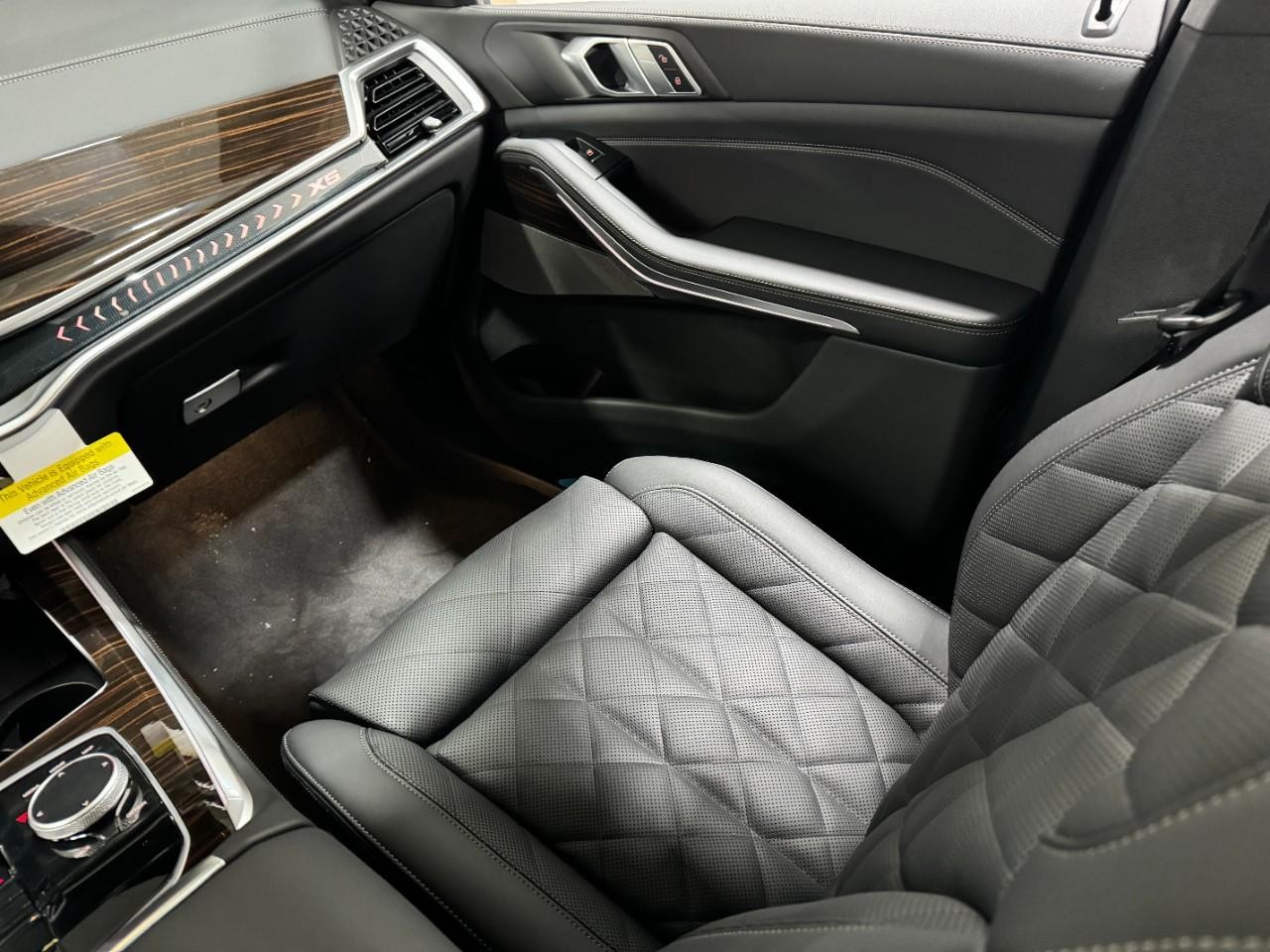 BMW X5 Vehicle Full-screen Gallery Image 17