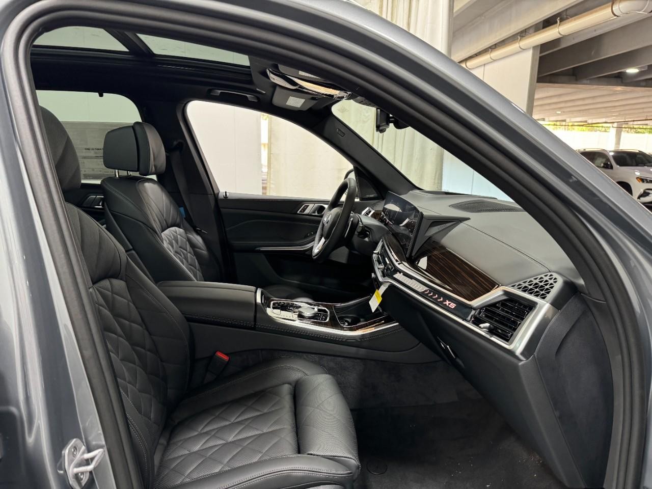 BMW X5 Vehicle Full-screen Gallery Image 18