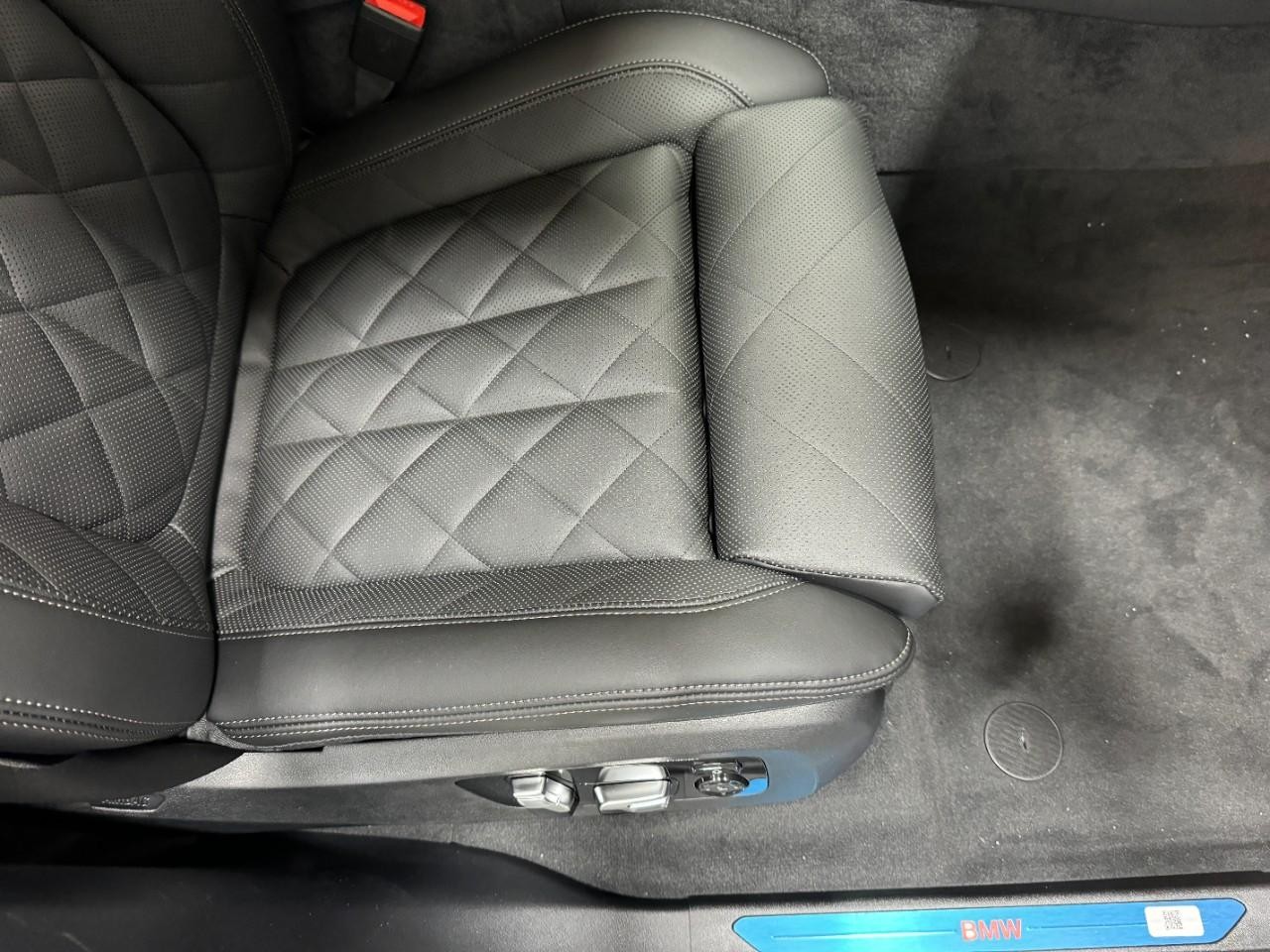 BMW X5 Vehicle Full-screen Gallery Image 19