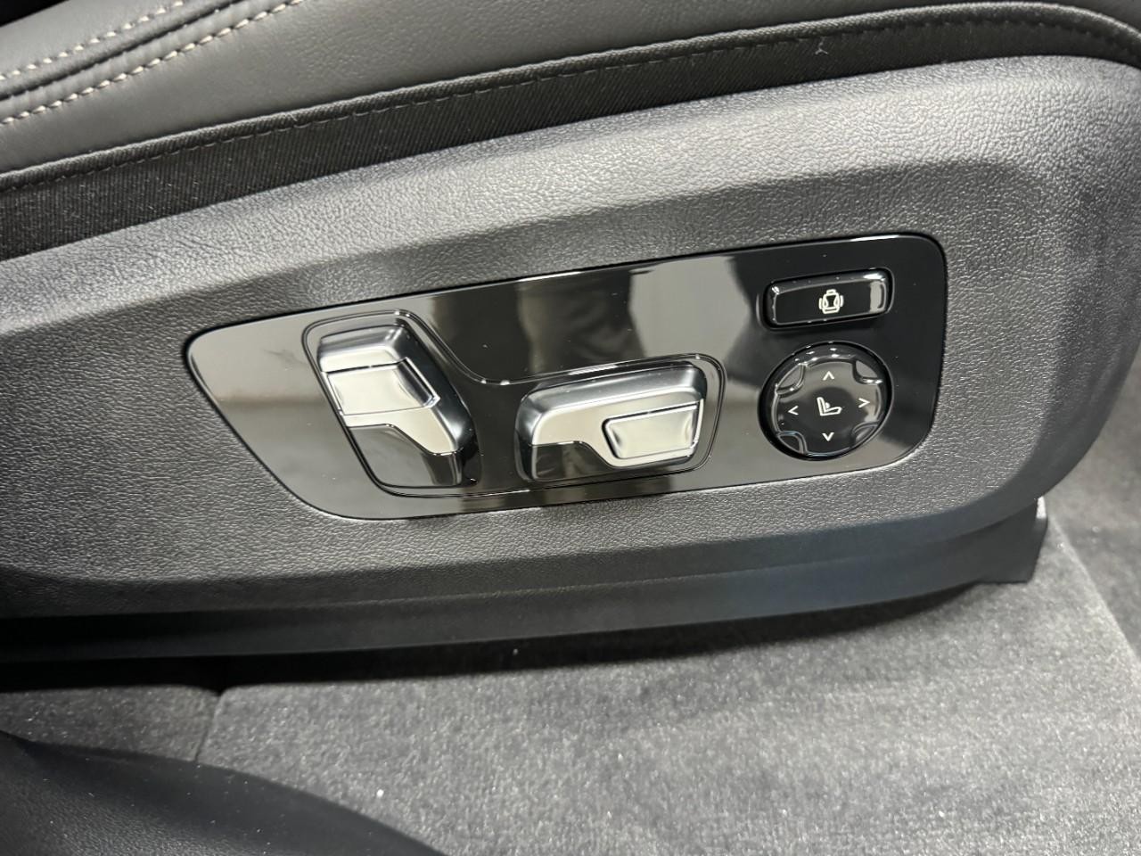 BMW X5 Vehicle Full-screen Gallery Image 20