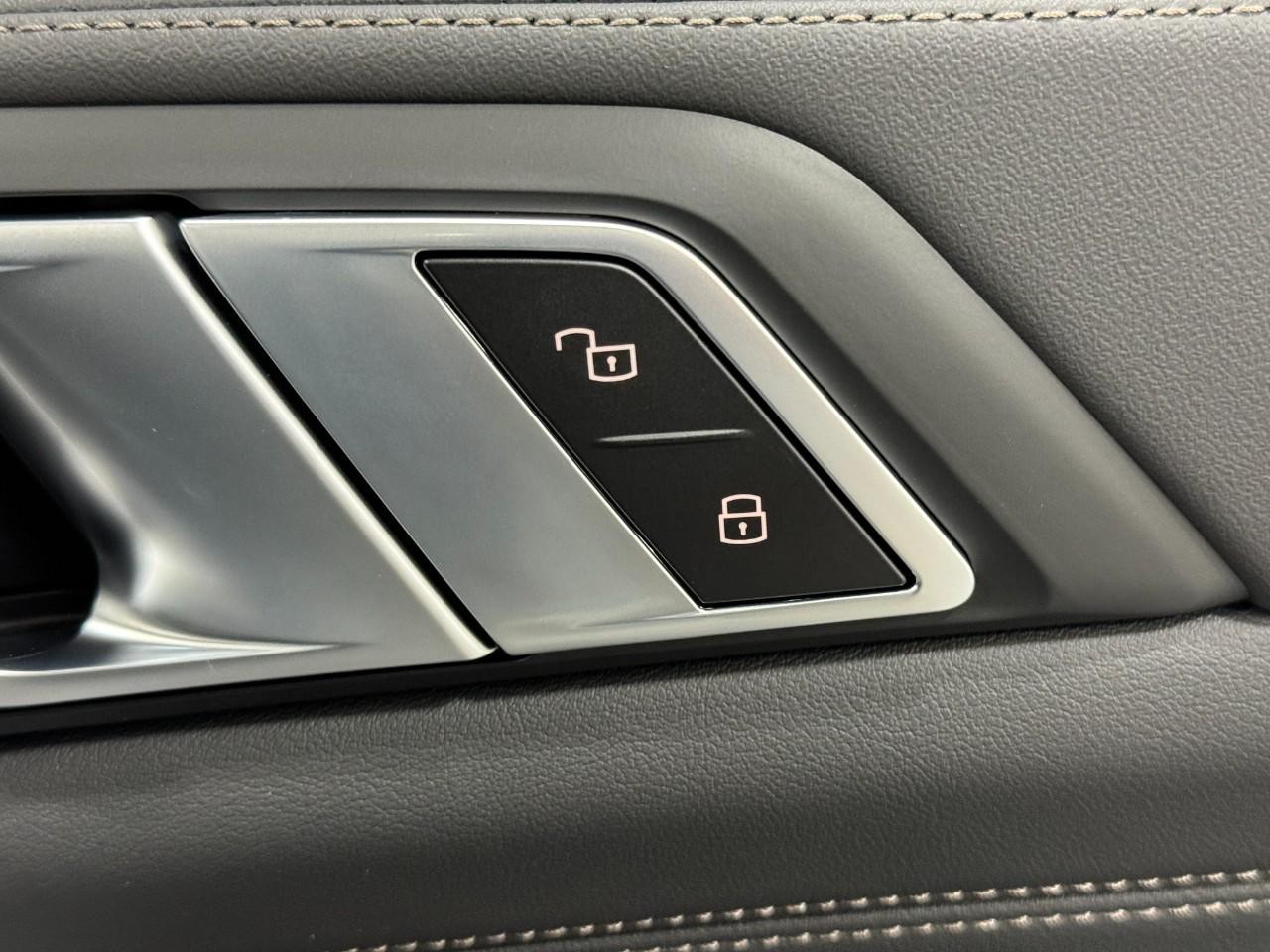 BMW X5 Vehicle Full-screen Gallery Image 21