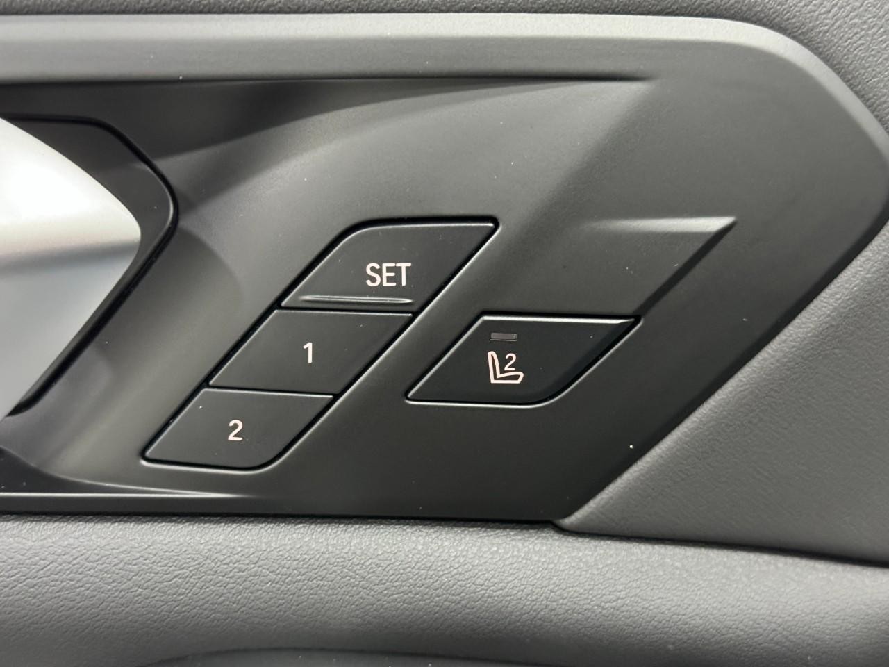 BMW X5 Vehicle Full-screen Gallery Image 24