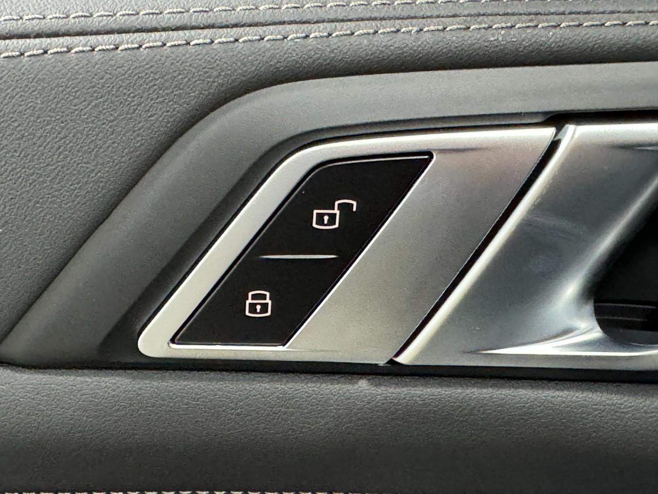 BMW X5 Vehicle Full-screen Gallery Image 25