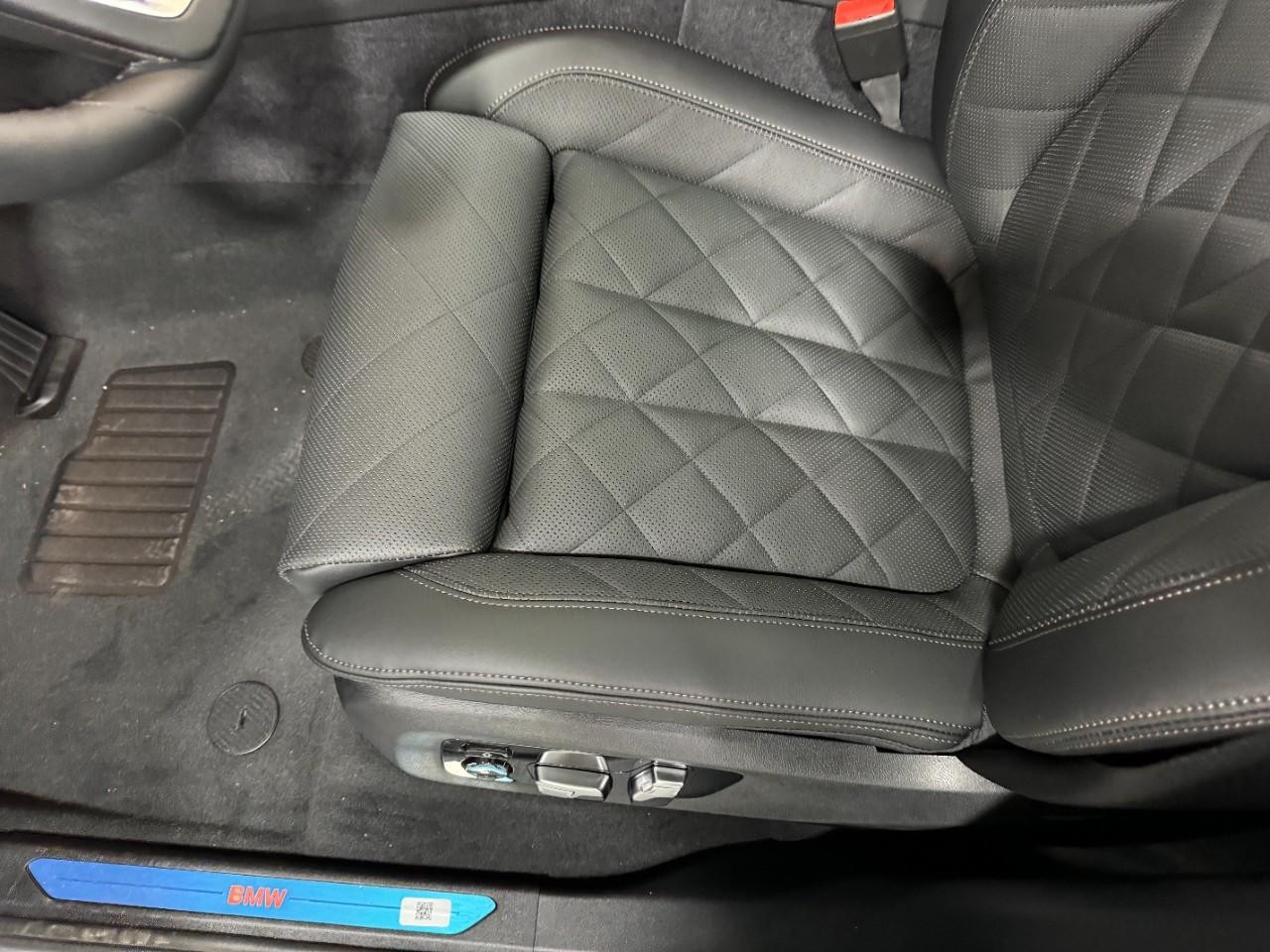 BMW X5 Vehicle Full-screen Gallery Image 28