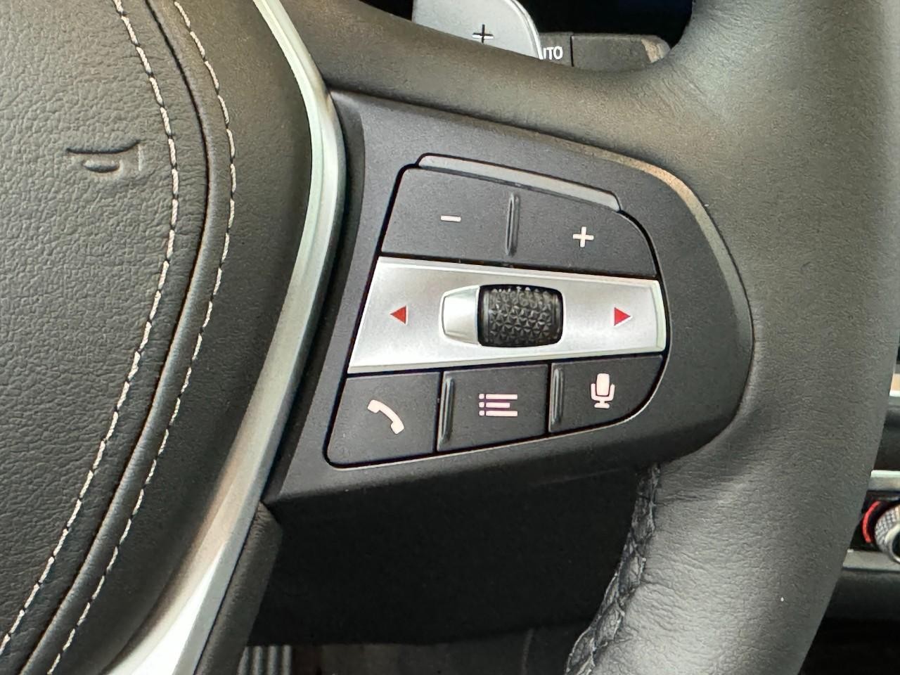 BMW X5 Vehicle Full-screen Gallery Image 32