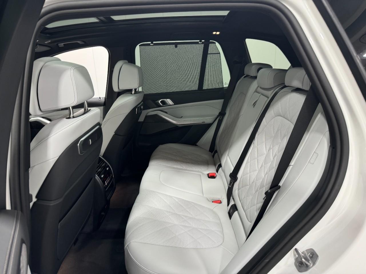 BMW X5 Vehicle Full-screen Gallery Image 8