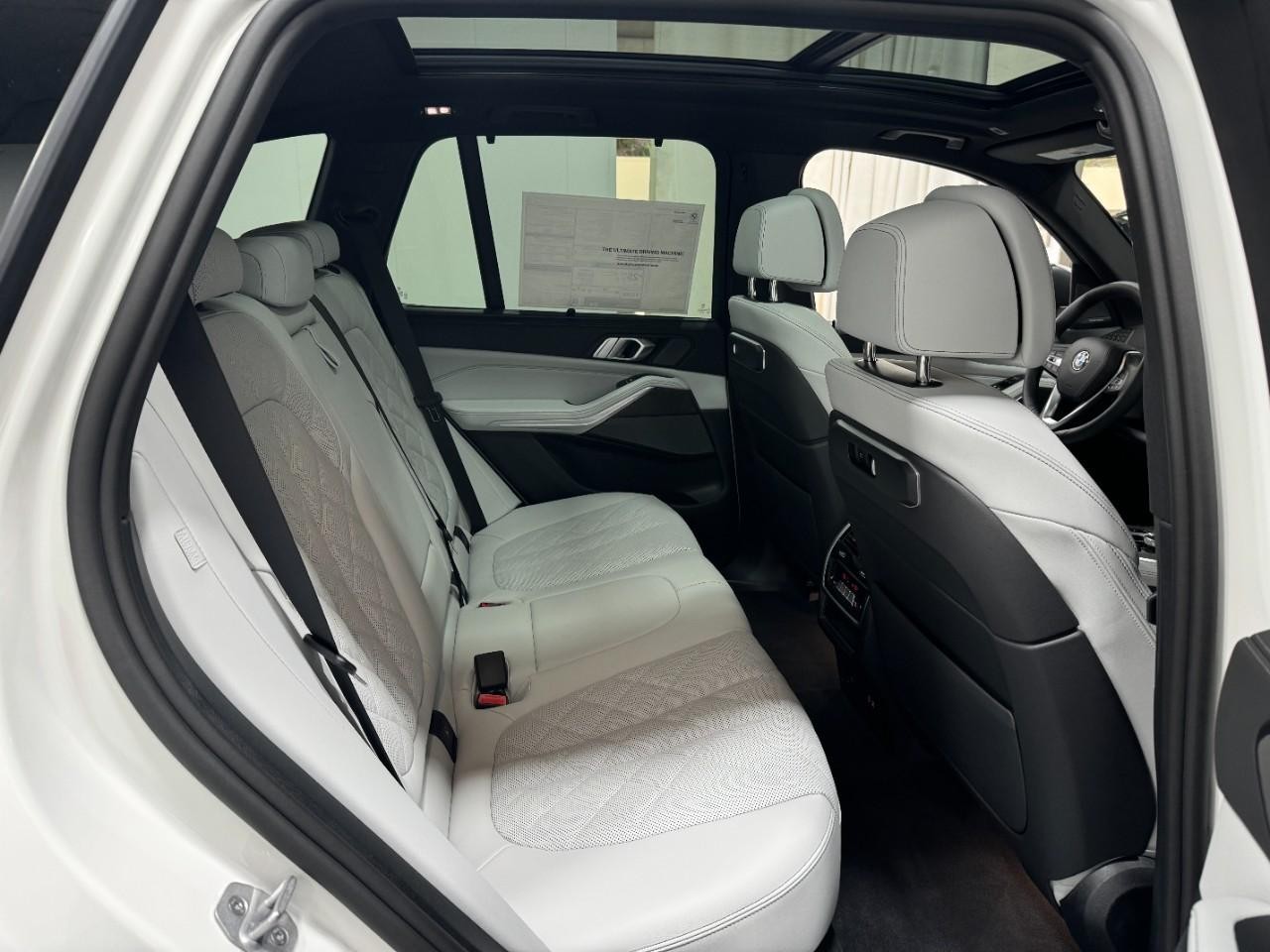 BMW X5 Vehicle Full-screen Gallery Image 10