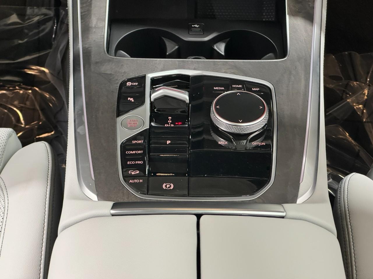 BMW X5 Vehicle Full-screen Gallery Image 16