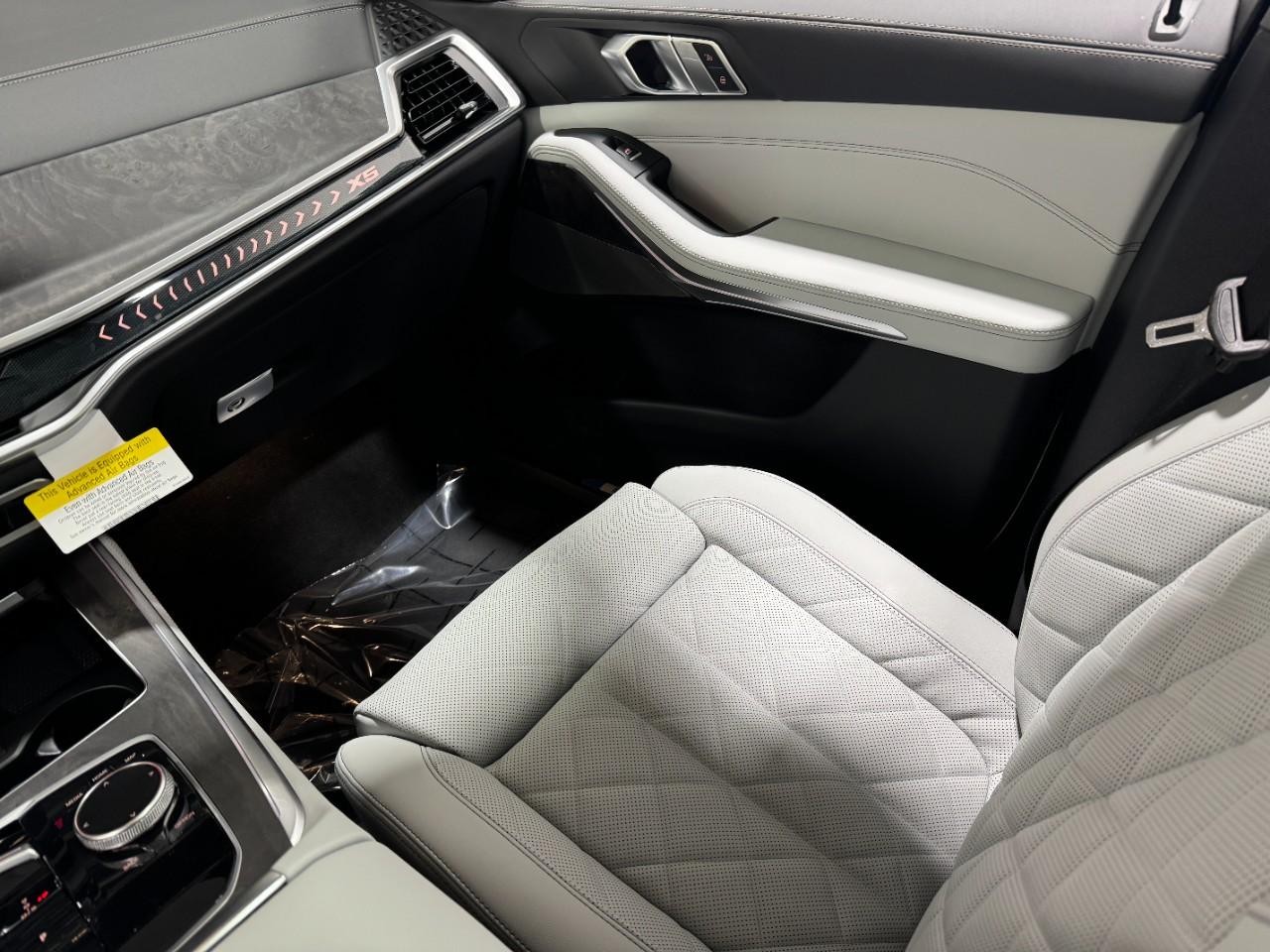 BMW X5 Vehicle Full-screen Gallery Image 17