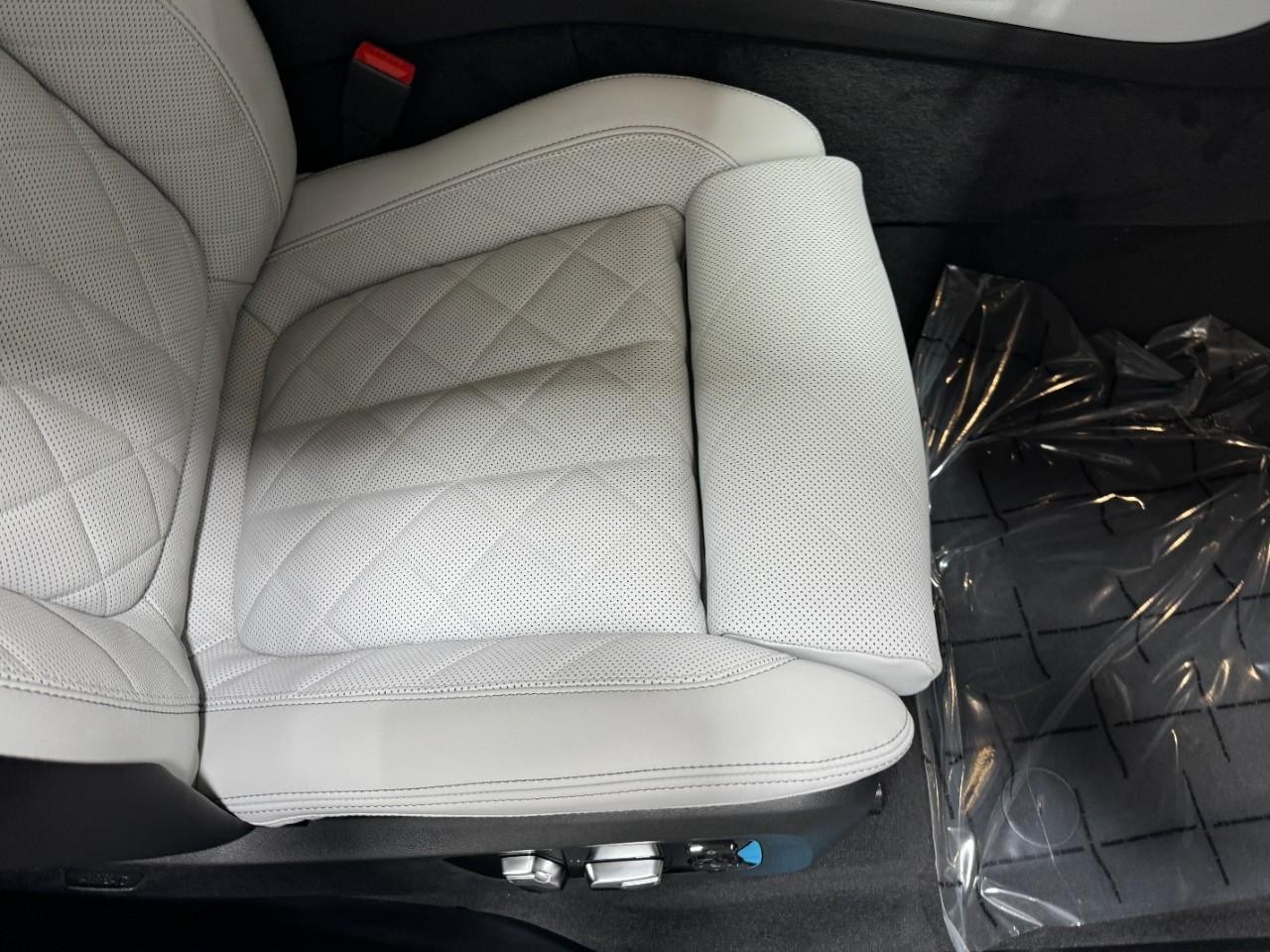 BMW X5 Vehicle Full-screen Gallery Image 19