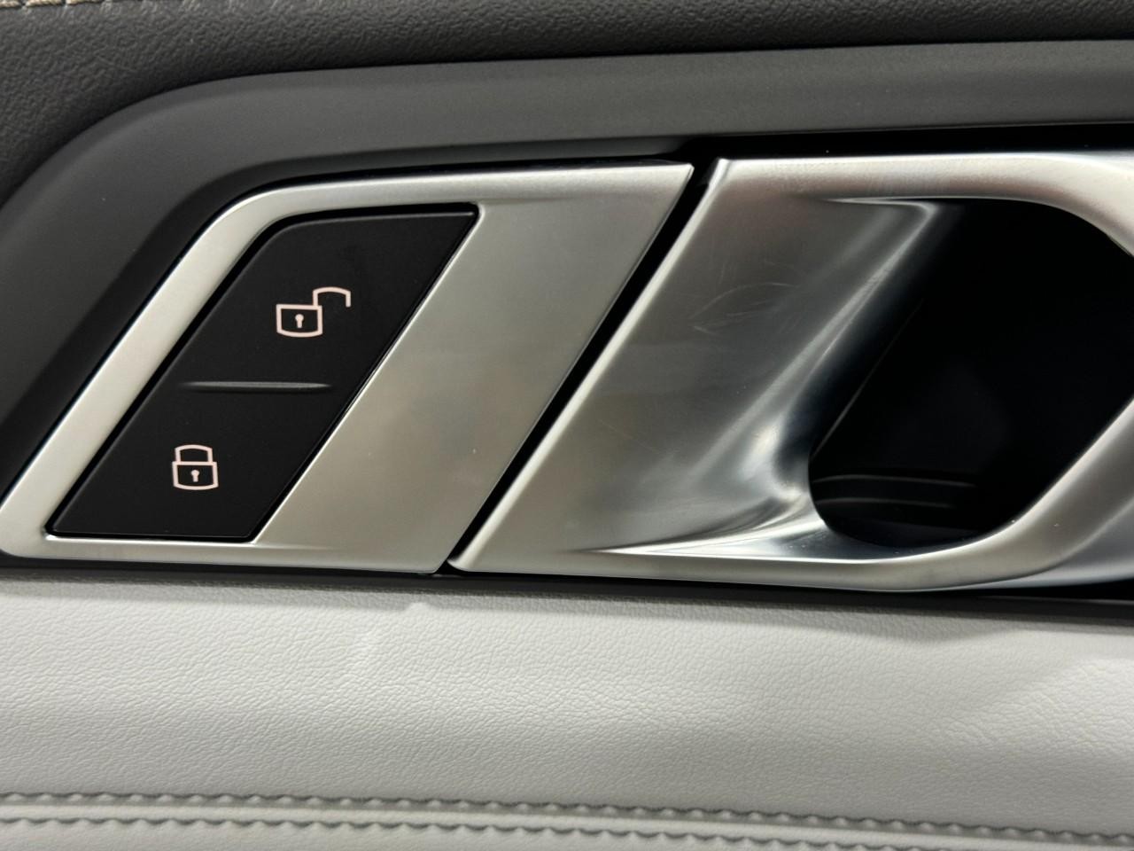 BMW X5 Vehicle Full-screen Gallery Image 25