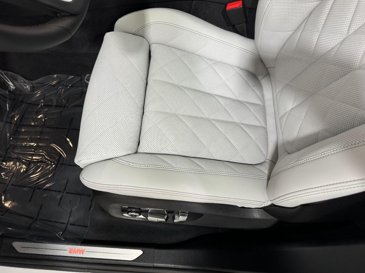 BMW X5 Vehicle Full-screen Gallery Image 28