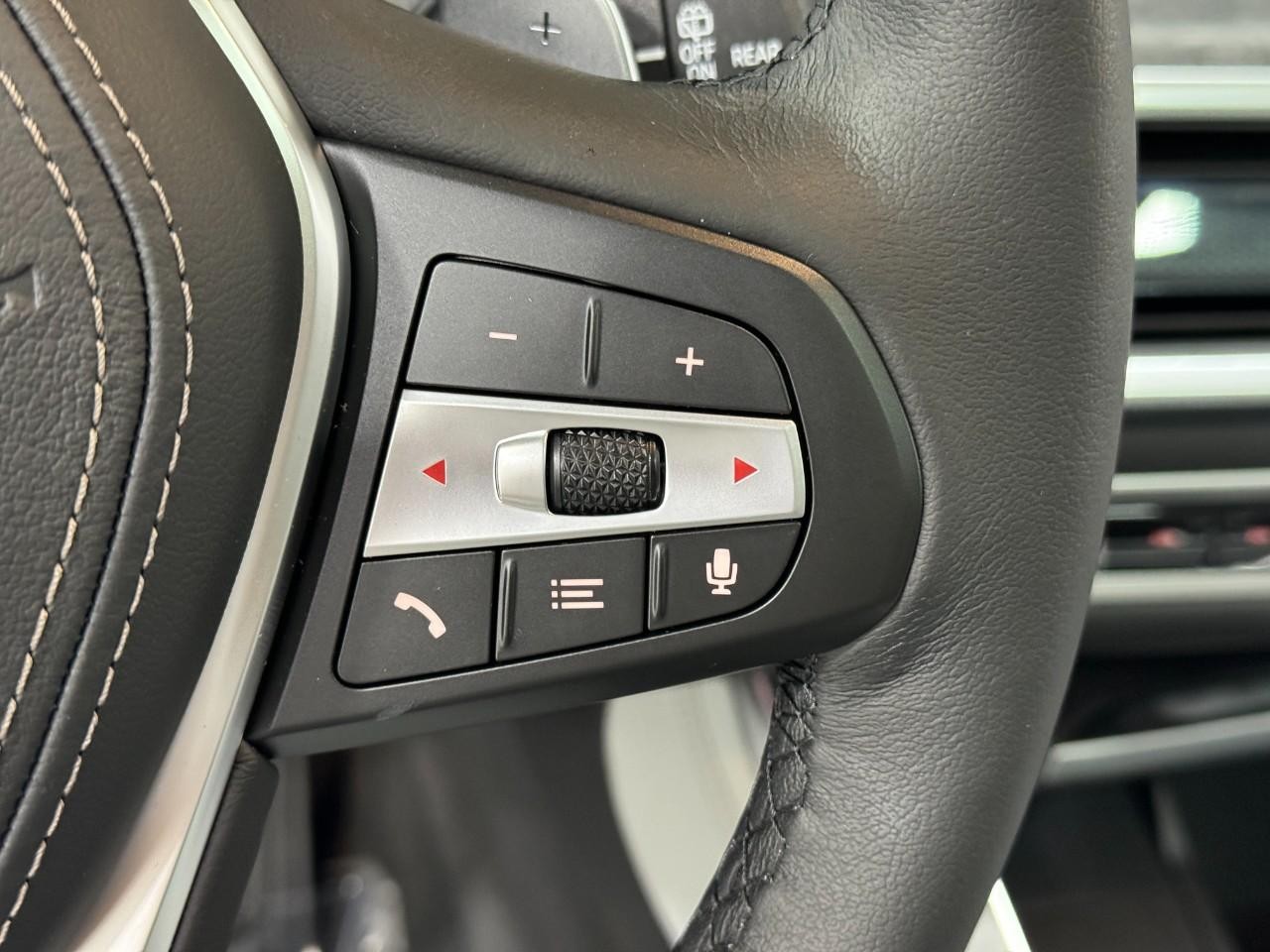 BMW X5 Vehicle Full-screen Gallery Image 32