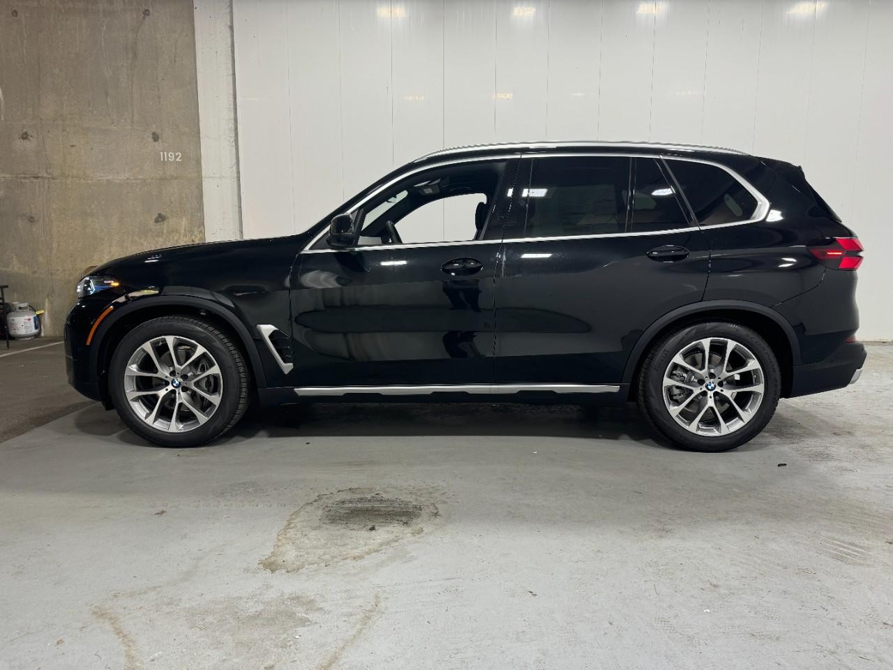 BMW X5 Vehicle Full-screen Gallery Image 2