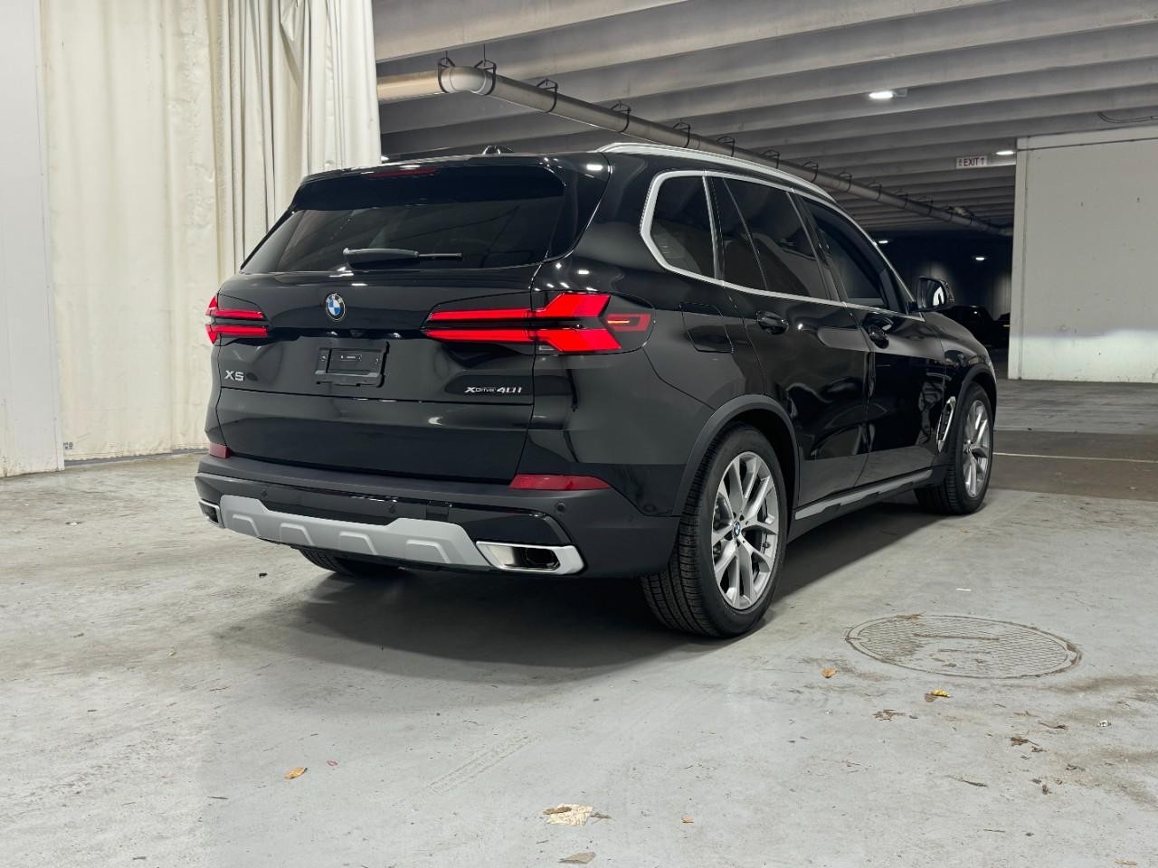 BMW X5 Vehicle Full-screen Gallery Image 4