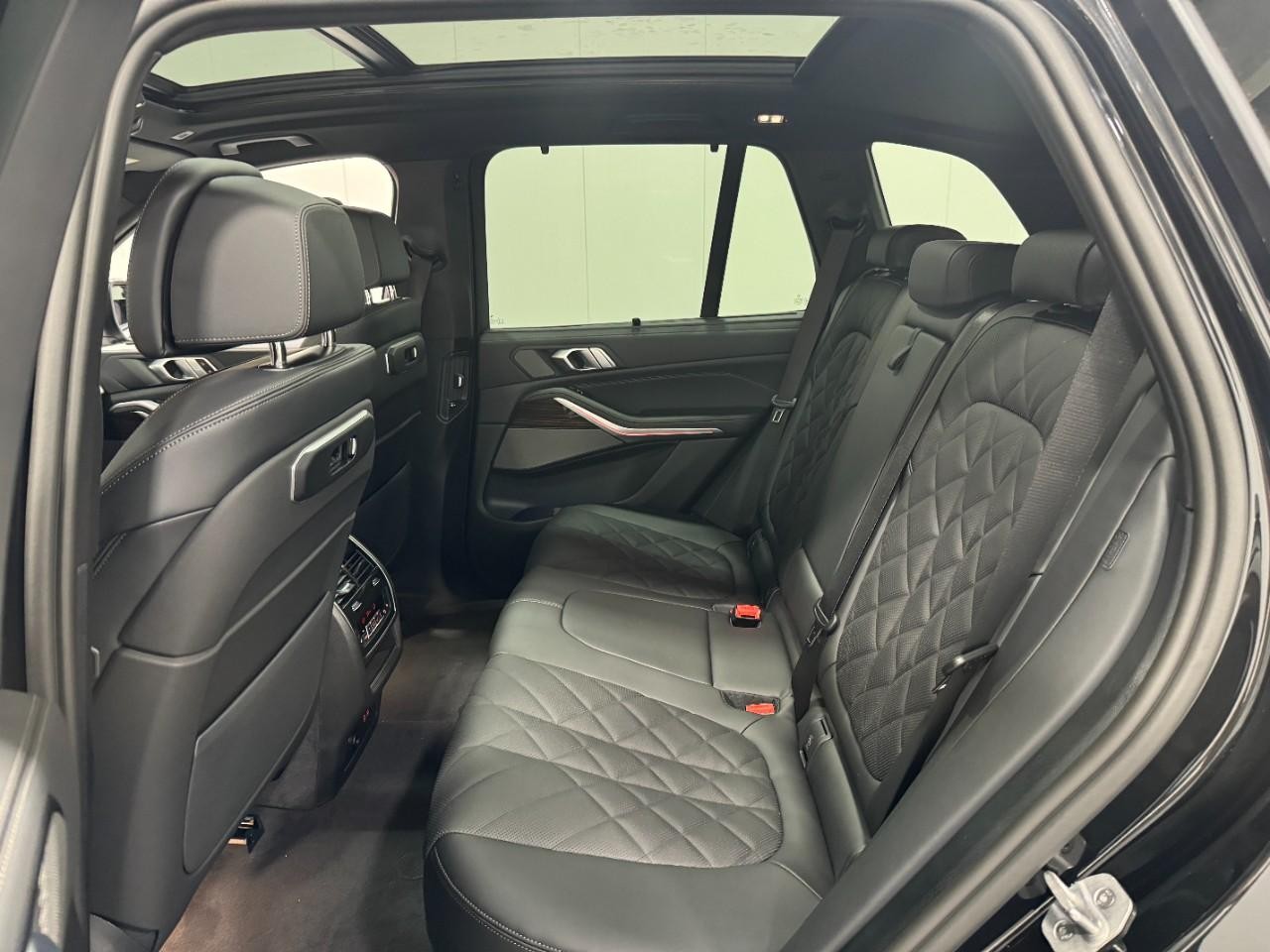 BMW X5 Vehicle Full-screen Gallery Image 8