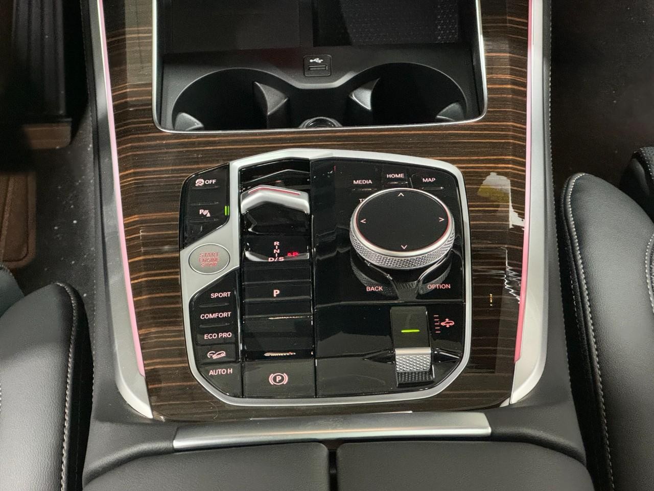 BMW X5 Vehicle Full-screen Gallery Image 16